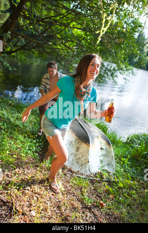 Teenage Couple having fun at the Lake, près de Portland, Oregon, USA Banque D'Images