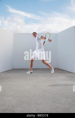 Man Playing Tennis Banque D'Images