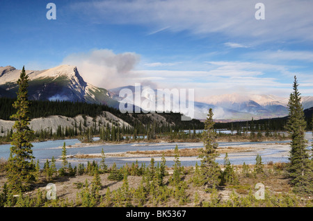 Les incendies de forêt et de la rivière Saskatchewan, Banff National Park, Alberta, Canada Banque D'Images