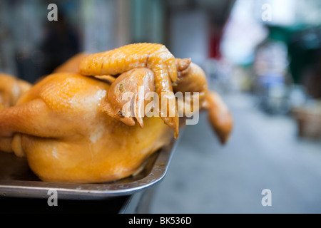 Les jeunes poulets sur un street food à Kowloon, Hong Kong, Chine. Banque D'Images