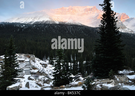 Le lac Moraine et d'amas de Mount Temple, Banff National Park, Alberta, Canada Banque D'Images