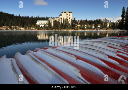 Canoës, Lake Louise et Chateau Lake Louise, Banff National Park, Alberta, Canada Banque D'Images