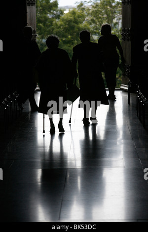 Les paroissiens de quitter l'église, Annecy, Haute Savoie, France, Europe Banque D'Images