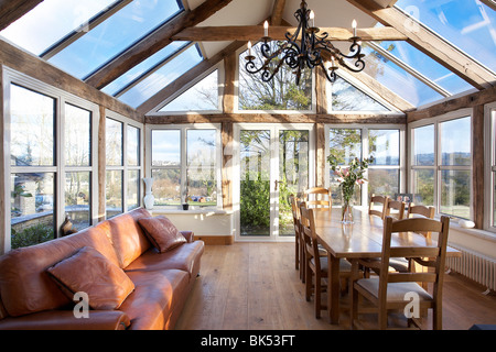 Une Orangerie conservatoire type intérieur d'une maison avec cadre en chêne, Stroud, Angleterre, Royaume-Uni.. Banque D'Images