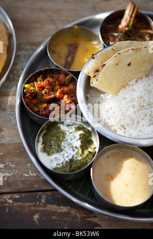 Thali, Kadai Bhindi, Curry, légumes mixtes du Sambhar, saag paneer, Payasam, et Chapati Banque D'Images