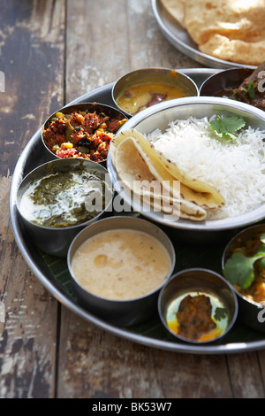 Thali, Kadai Bhindi, Curry, légumes mixtes du Sambhar, saag paneer, Payasam, mixte, cornichon et Chapati Banque D'Images