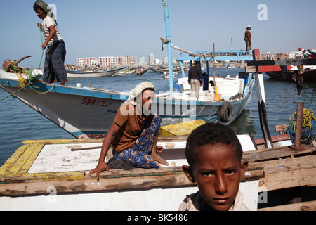 Les activités de la vie quotidienne dans le port de pêche dans la région de al-Hodeidah, Yémen. Banque D'Images