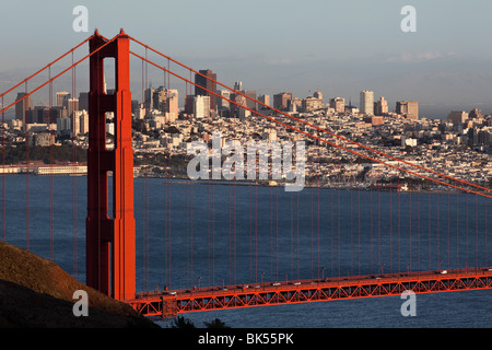 Golden Gate Bridge San Francisco Tour nord et au coucher du soleil, Californie, USA Banque D'Images