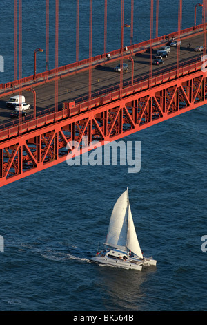 Voilier en passant sous le Golden Gate Bridge, San Francisco, California, USA Banque D'Images