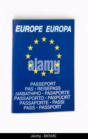 Portrait, passeport bleu européen bilingue brochure publicitaire, avec douze étoiles jaunes sur fond blanc, l'Europe, Europa, l'UE Banque D'Images