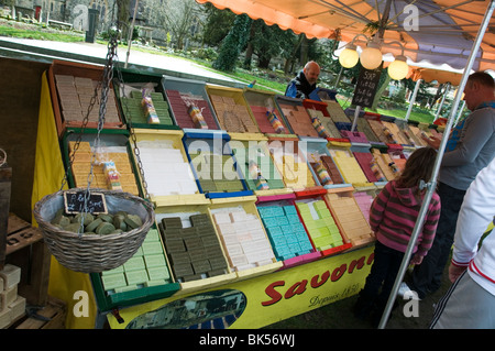 Un étal sur un marché français en Angleterre la vente des savons faits à la main Banque D'Images