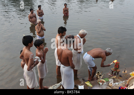 Arattu ou immersion sainte cérémonie dans le cadre d'arattupuzha pooram,un festival annuel tenu à arattupuzha temple en mars/avril. Banque D'Images