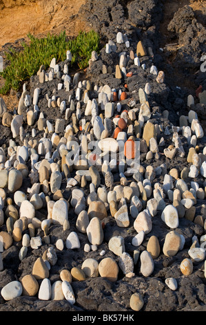 De nombreuses roches océaniques empilées en colline de goudron sur plage de Santa Barbara en Californie Banque D'Images