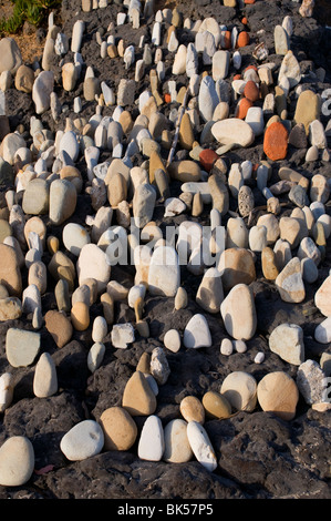 De nombreuses roches océaniques empilées en colline de goudron sur plage de Santa Barbara en Californie Banque D'Images