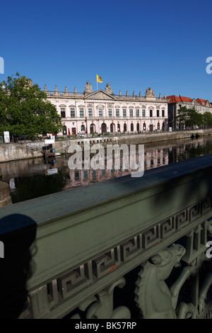 Schlossbruecke (Palace Bridge) et Deutsches Historisches Museum (Musée historique allemand), Unter den Linden, Berlin, Allemagne Banque D'Images