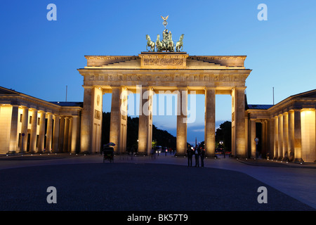 Porte de Brandebourg courts dans la soirée, Pariser Platz, Unter den Linden, Berlin, Germany, Europe Banque D'Images