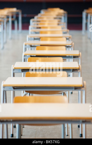 De nombreuses tables et chaises à l'intérieur salle d'examen à l'université Banque D'Images