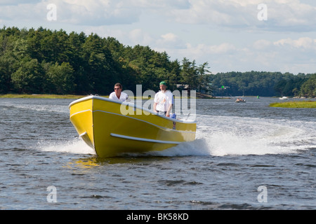 Un bateau à moteur rapide et robuste par un jour de vent sur la rivière Maine, Sasanoa Banque D'Images