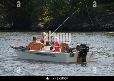 Small Fry de conduire le bateau, tandis que la pêche sur la rivière Maine, Sasanoa Banque D'Images