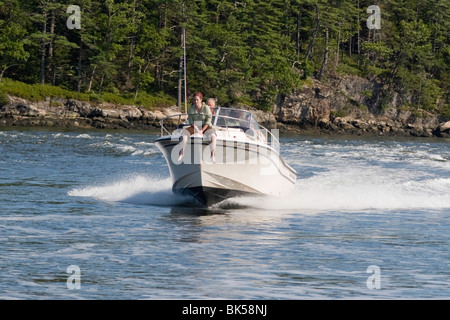 Bateau à moteur rapide par un jour de vent sur la rivière Maine, Sasanoa Banque D'Images