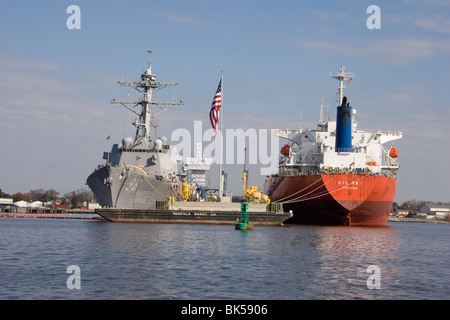 Navires dans la révision sur la rivière Elizabeth, en Virginie sont l'USS FORREST SHERMAN DDG-98 et le BIG SKY enregistré au Panama Banque D'Images