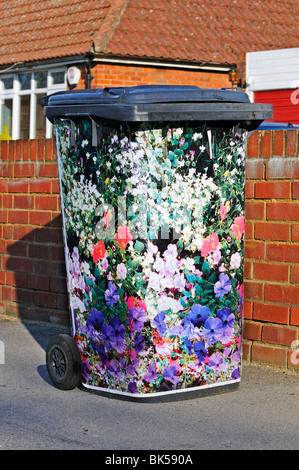 Poubelle maison décorée à la main 'Wheelie bin' attendant la collecte des déchets, Reading, Berkshire, Royaume-Uni Banque D'Images