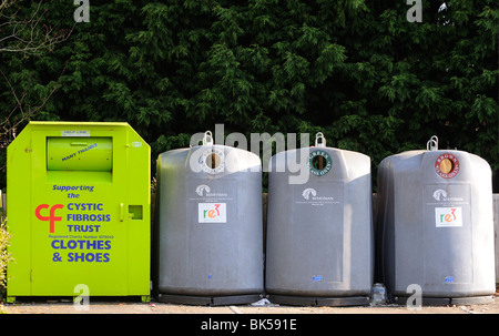 Poubelles de collecte communales (l à r) vieux vêtements et chaussures, banques de bouteilles pour le recyclage des bouteilles transparentes, vertes, brunes Banque D'Images