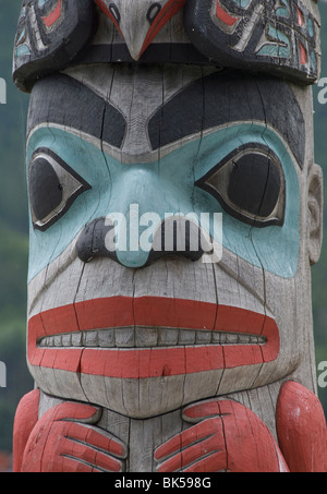 Totem Tlingit, Raven's Fort Tribal House, Fort William Seward, Haines, Alaska, États-Unis d'Amérique, Amérique du Nord Banque D'Images