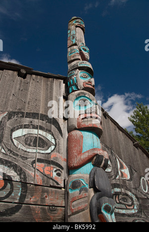 Totem Tlingit, Raven's Fort Tribal House, Fort William Seward, Haines, Alaska, États-Unis d'Amérique, Amérique du Nord Banque D'Images