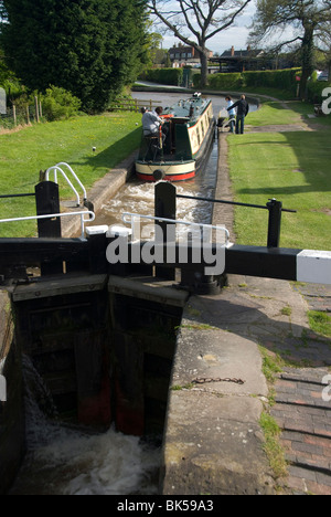 Bateau étroit sur le canal de Llangollen en passant par les écluses de Grindley Brook, Shropshire, Angleterre, Royaume-Uni, Europe Banque D'Images