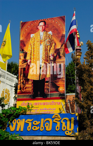 Grande photo du roi Bhumibol Adulyadej de Thaïlande, Asie du sud-est. Banque D'Images