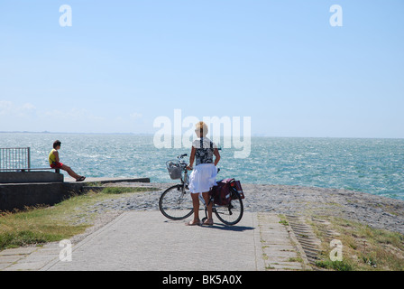 Cycliste sur Nollehoofd Vlissingen Pays-bas pier Banque D'Images