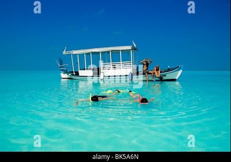 Deux couples de la plongée libre dans les Maldives, l'Océan Indien, l'Asie Banque D'Images