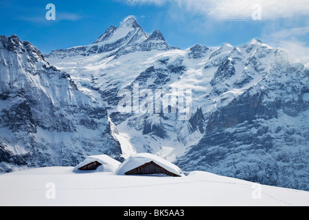 Les bâtiments partiellement enterrés en face de la montagne Doi Inthanon, 4078m, Oberland Bernois, Alpes Suisses, Suisse Banque D'Images