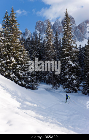 Paysage d'hiver, le Groupe Odle Geisler Spitzen, avec 3060m, Val di Funes, Dolomites, Trentino-Alto Adige, Italie Banque D'Images