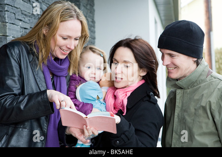 La mère, le père et l'enfant sont les indications ou instructions du propriétaire d'une maison d'hôtes en Irlande Banque D'Images