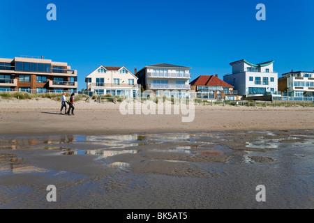 Rangée de maisons donnant sur la mer, des bancs de sable, Poole, Dorset, Angleterre, Royaume-Uni, Europe Banque D'Images