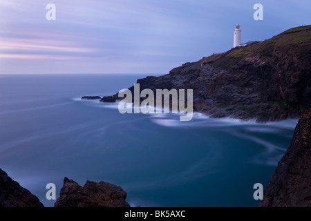 Trevose phare au crépuscule, Trevose Head, Padstow, North Cornwall, Angleterre, Royaume-Uni, Europe Banque D'Images