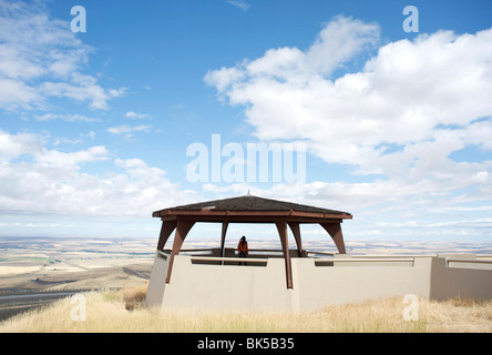 Femme prend photo de terres agricoles, l'autoroute 84, près de Pendelton, Oregon, États-Unis d'Amérique, Amérique du Nord Banque D'Images