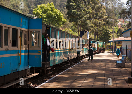 L'Inde, le Tamil Nadu, Udhagamandalam (Ooty), Chemin de fer de montagne de Nilgiri, train à crémaillère la plate-forme Banque D'Images