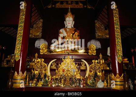 Bouddha assis dans un temple bouddhiste de Chiang Mai, Thaïlande, Asie du Sud-Est Banque D'Images