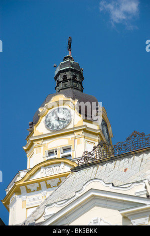 Une tour de l'horloge sur l'Hôtel de Ville, Pecs, Hongrie, Europe Banque D'Images