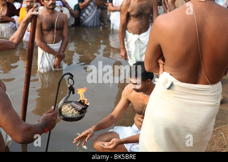 Arattu ou immersion sainte cérémonie dans le cadre d'arattupuzha pooram,un festival annuel tenu à arattupuzha temple en mars/avril. Banque D'Images