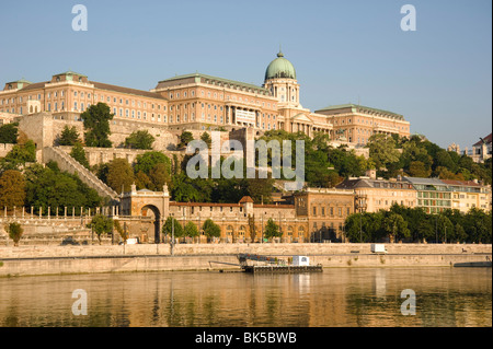 Le Palais Royal sur la colline du Château vu de la rivière du Danube, Budapest, Hongrie, Europe Banque D'Images