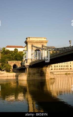 Un matin tôt naviguer sous le pont des Chaînes sur le Danube, Budapest, Hongrie, Europe Banque D'Images