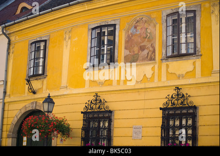 Un vieux bâtiment avec une peinture à l'avant dans la partie Buda de Budapest, Hongrie, Europe, Banque D'Images