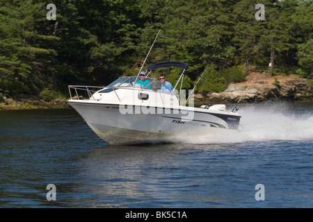 Bateau à moteur rapide par un jour de vent sur la rivière Maine, Sasanoa Banque D'Images