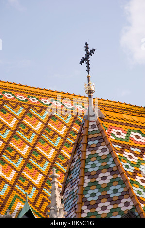 Un détail de la couleur des tuiles sur le toit de l'Église Matyas, Budapest, Hongrie, Europe Banque D'Images