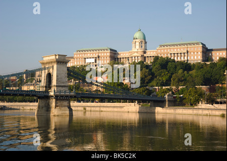 Le Pont des Chaînes sur le Danube et la colline du Château vu depuis un bateau, Budapest, Hongrie, Europe Banque D'Images