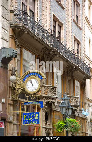 La façade d'un bâtiment dans la rue Vaci, une zone piétonne et commerçante dans le côté Pest de Budapest, Hongrie, Europe Banque D'Images